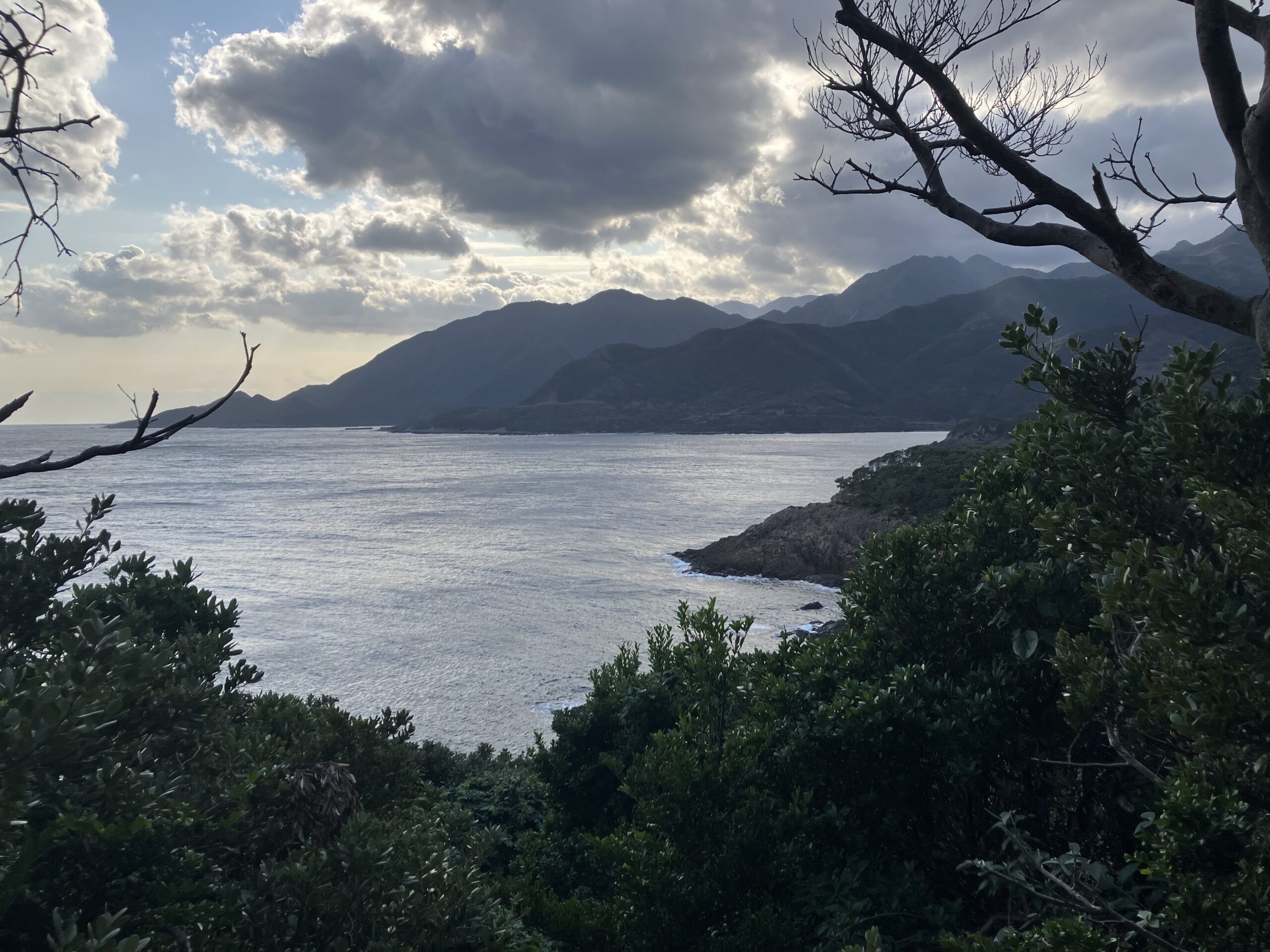 海と山のシルエット