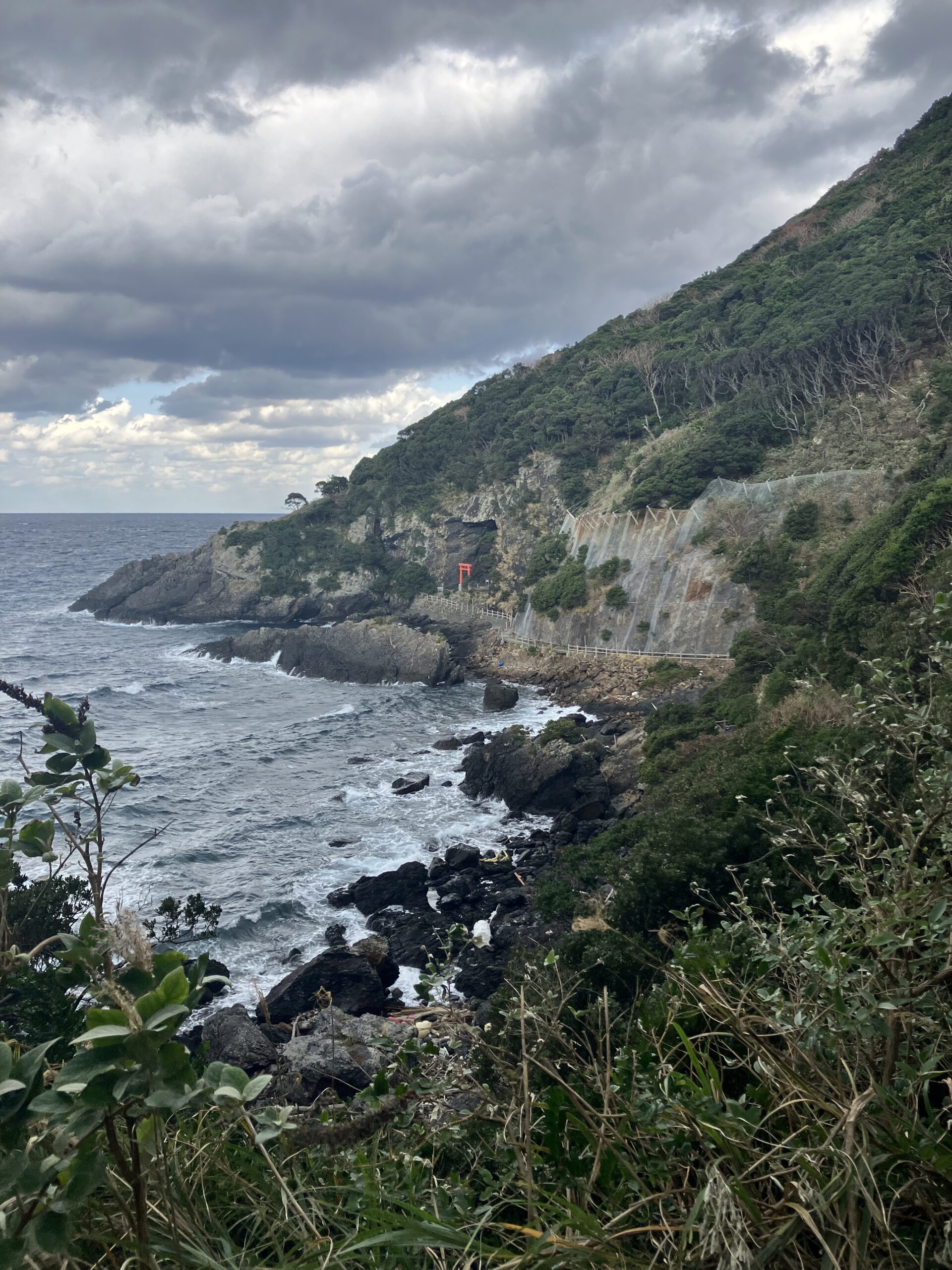 断崖と鳥居の海岸線
