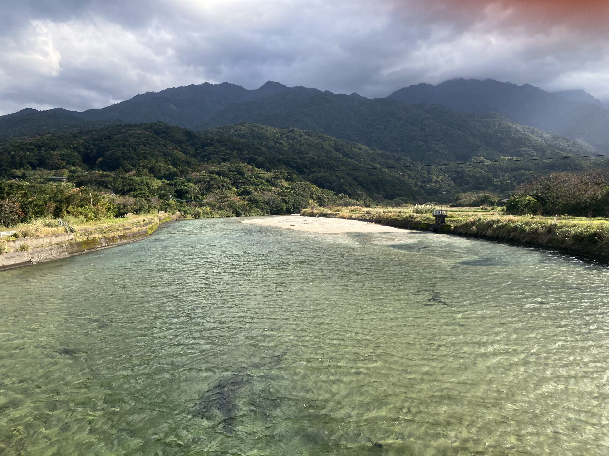 屋久島の緑の川と山