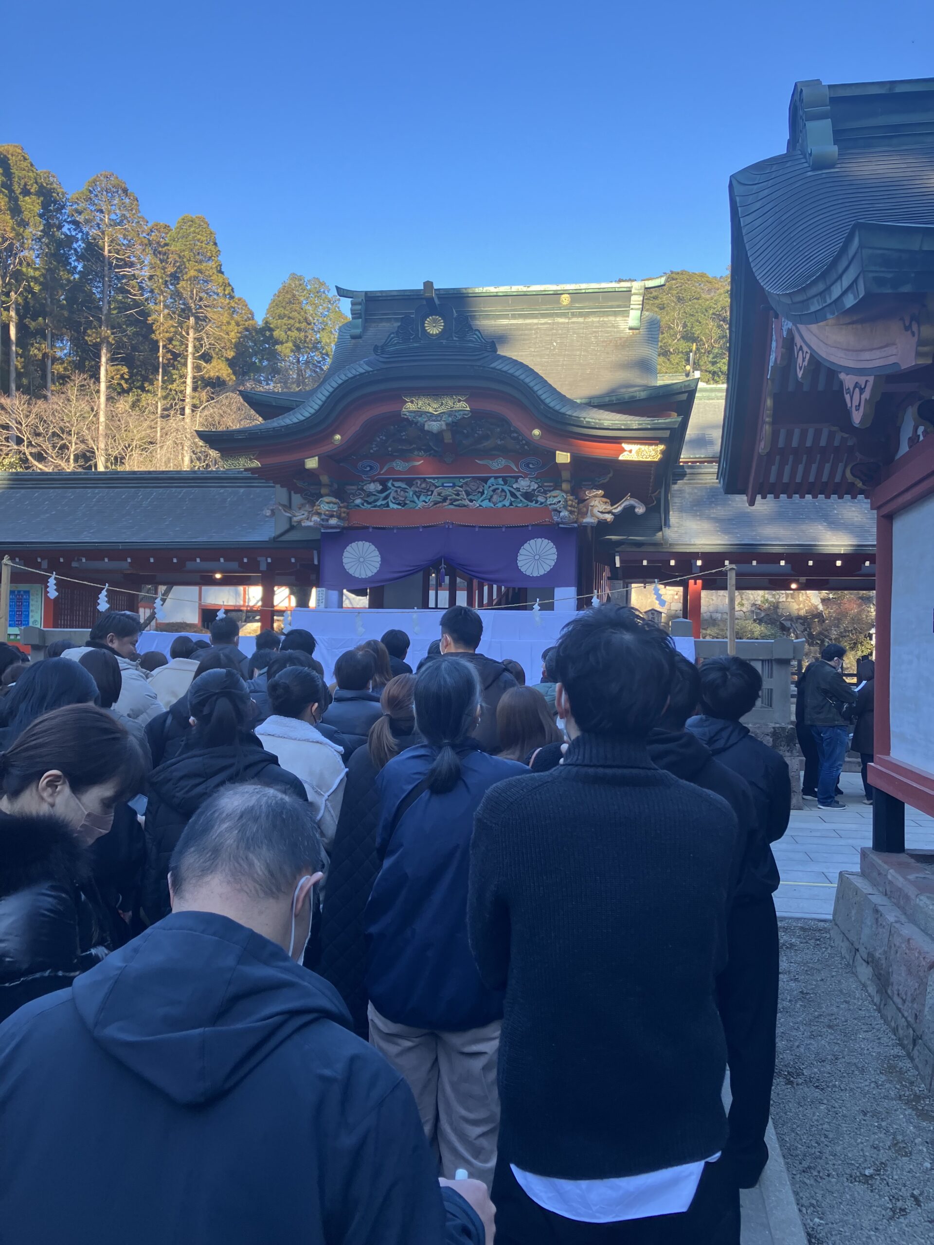 霧島神宮の本殿前