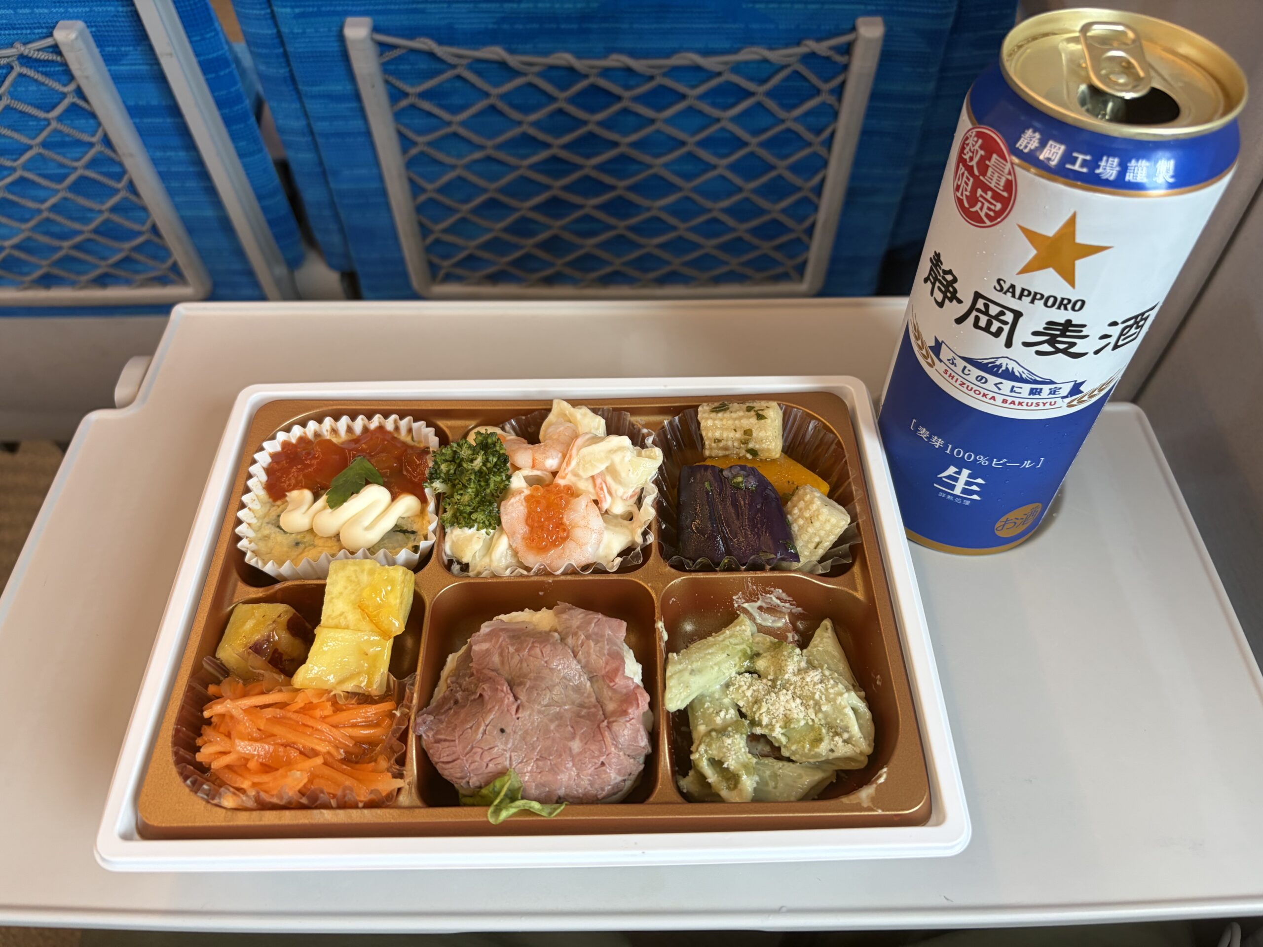 新幹線の駅弁とビール