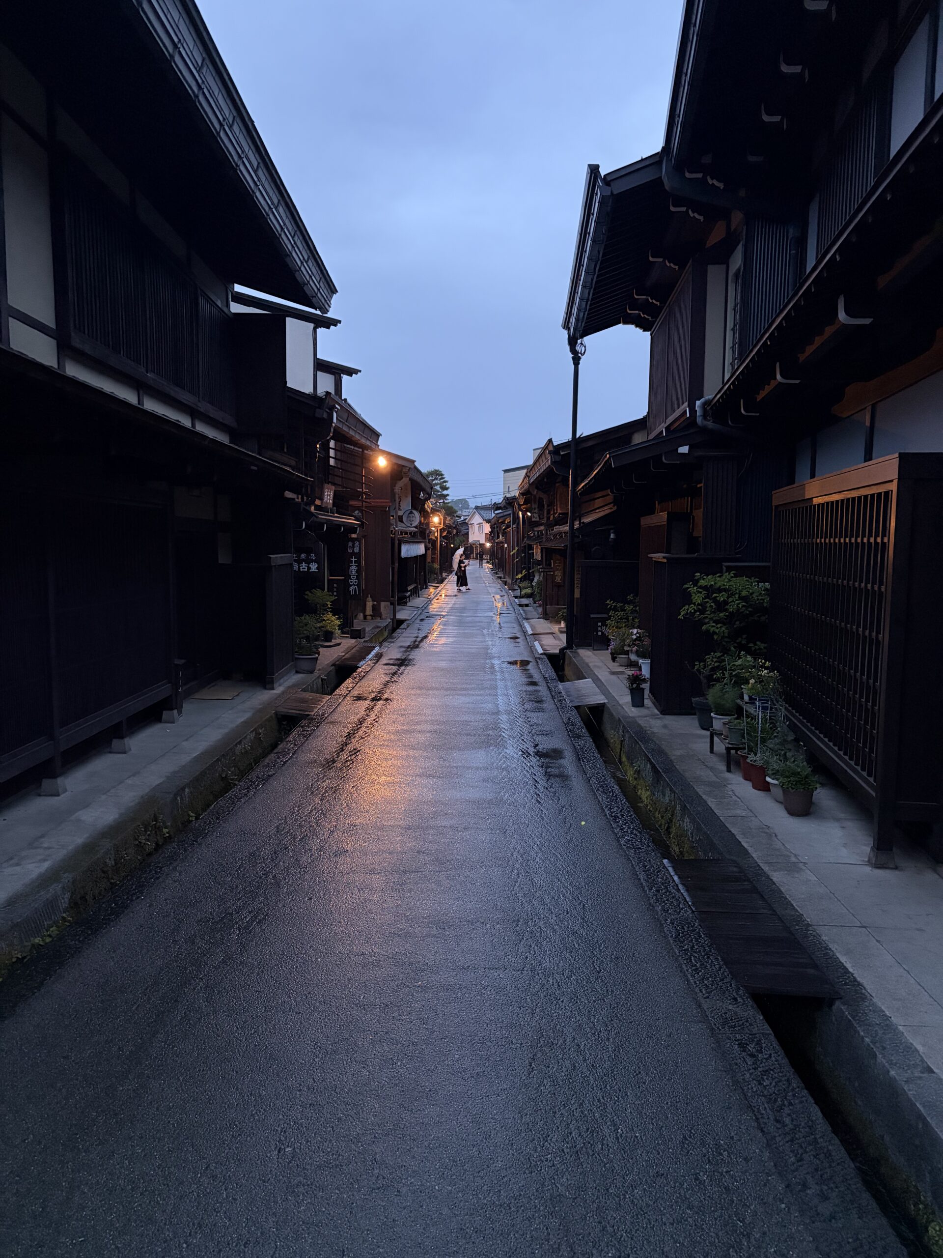 高山の夜の古い町並み