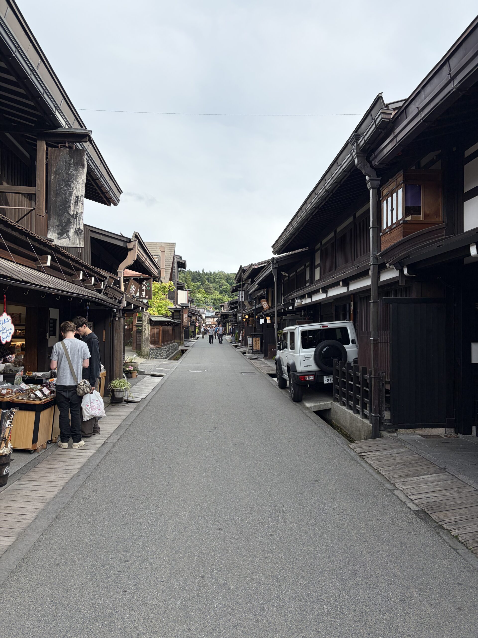 高山の古い町並み(昼)